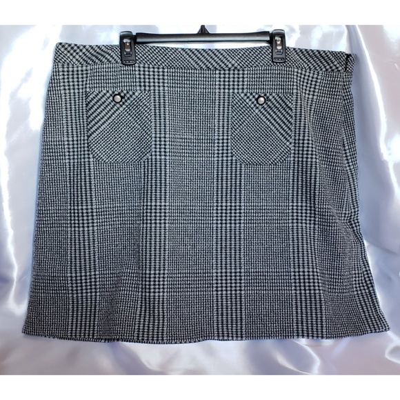 Karl Lagerfeld Dresses & Skirts - Karl Lagerfeld Pattern skirt
